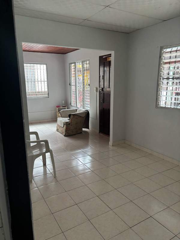 Spacious tiled living room with neutral walls in house Urbanización Automotor, San Miguelito