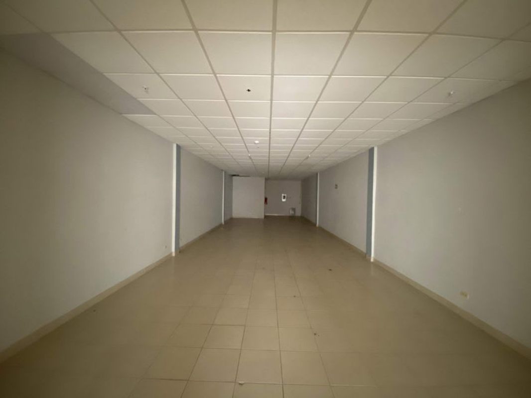 Spacious open commercial retail unit with tiled floor in Juan Díaz shopping plaza Panama