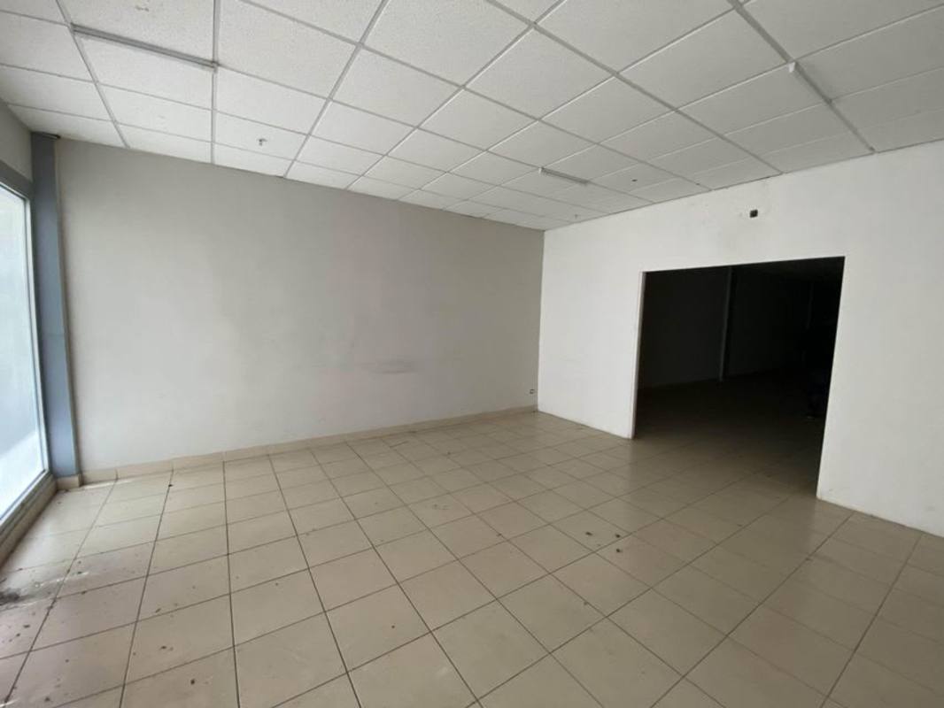 Ground floor interior commercial space tiled floor drop ceiling Juan Díaz Panama