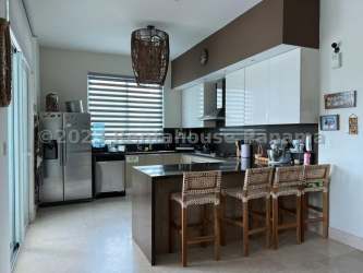 Spacious covered terrace with built-in barbecue and sea view in Bijao Beach apartment