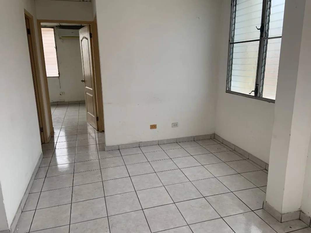 Bedroom with tiled floor and built-in closet in PH Torres de Milan Betania Panama