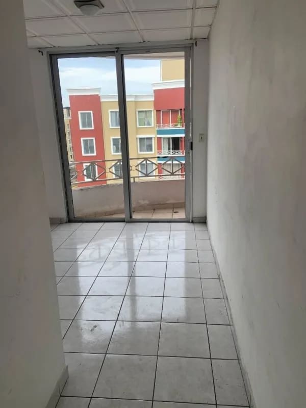 Bathroom with walk-in shower, pedestal sink, tiled walls at PH Torres de Milan Betania Panama