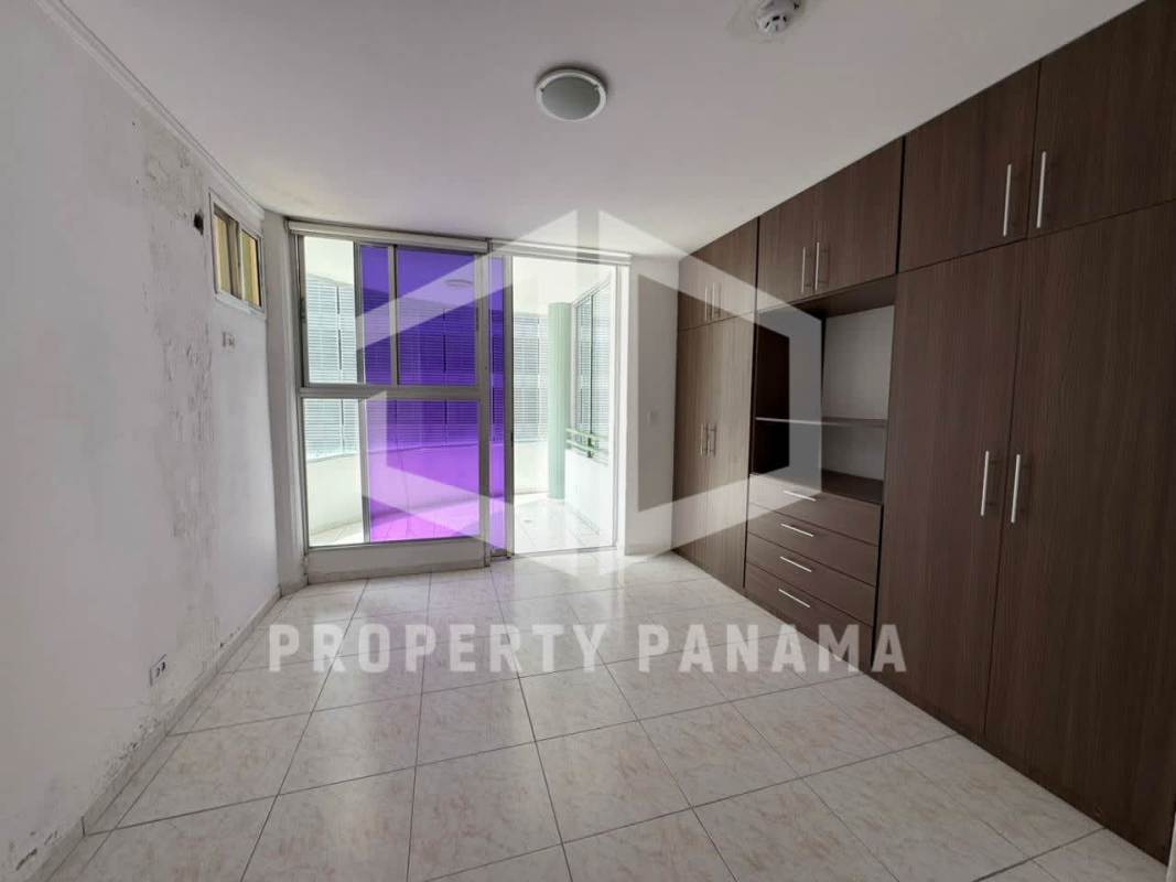 Bedroom with enclosed balcony large windows and built-in closet PH Deveaux San Francisco Panama