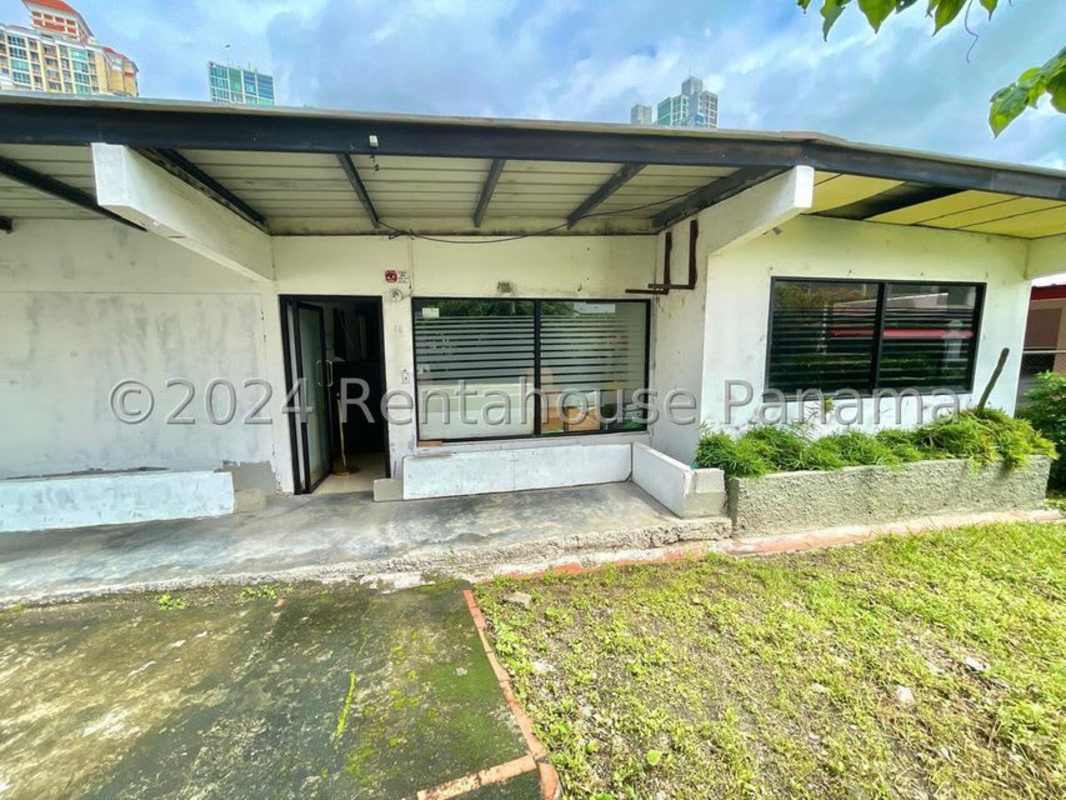 Front garden yard area at commercial property San Francisco Panama