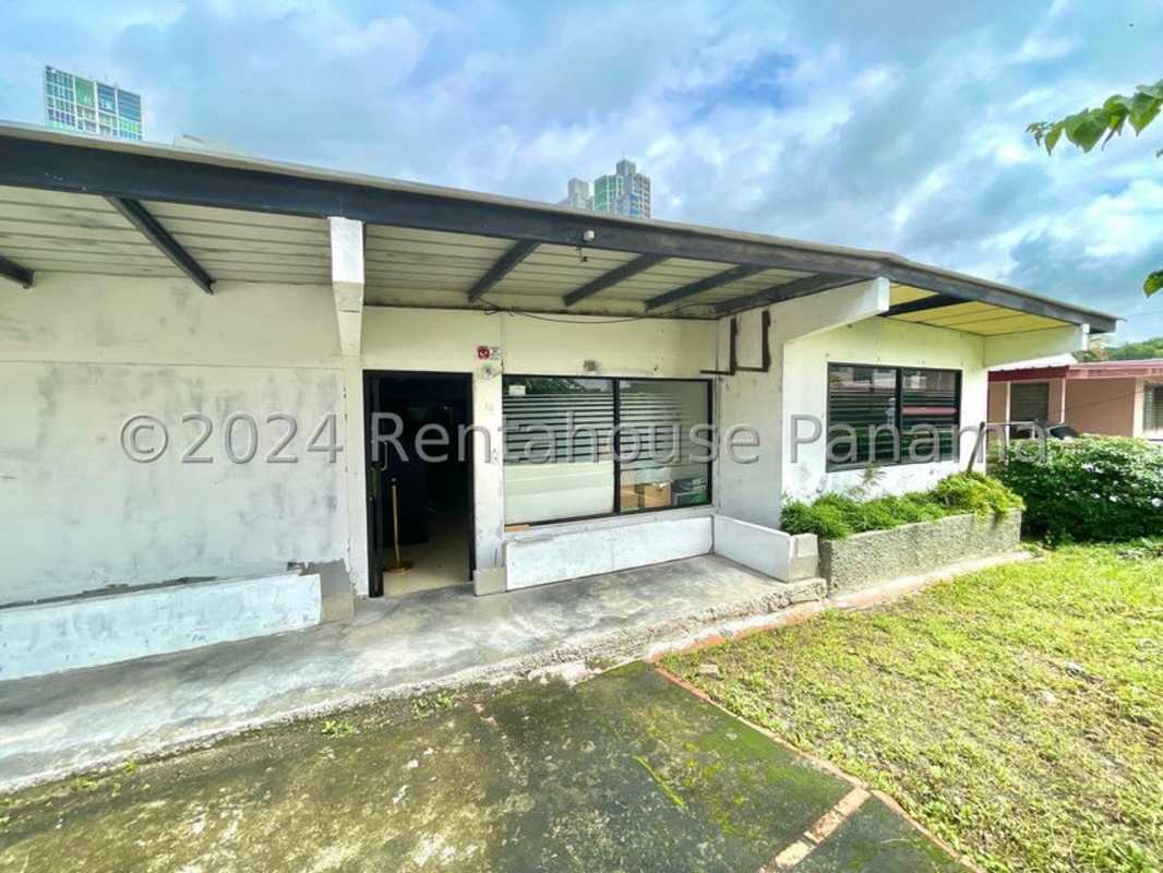 Commercial Building with Parking in San Francisco Panama