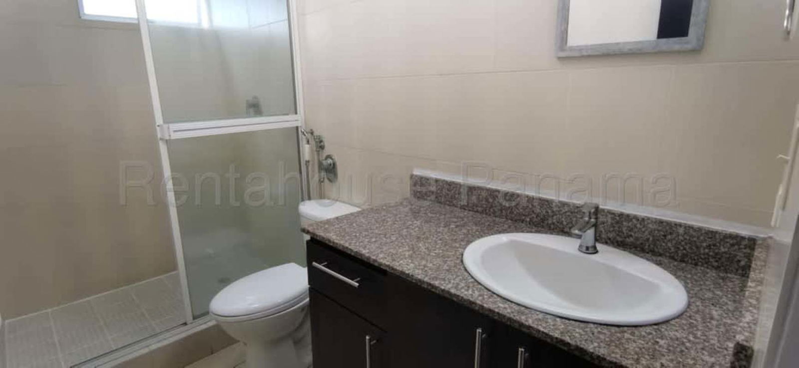 Modern bathroom with glass shower PH Bella Vista Park Tower Panama