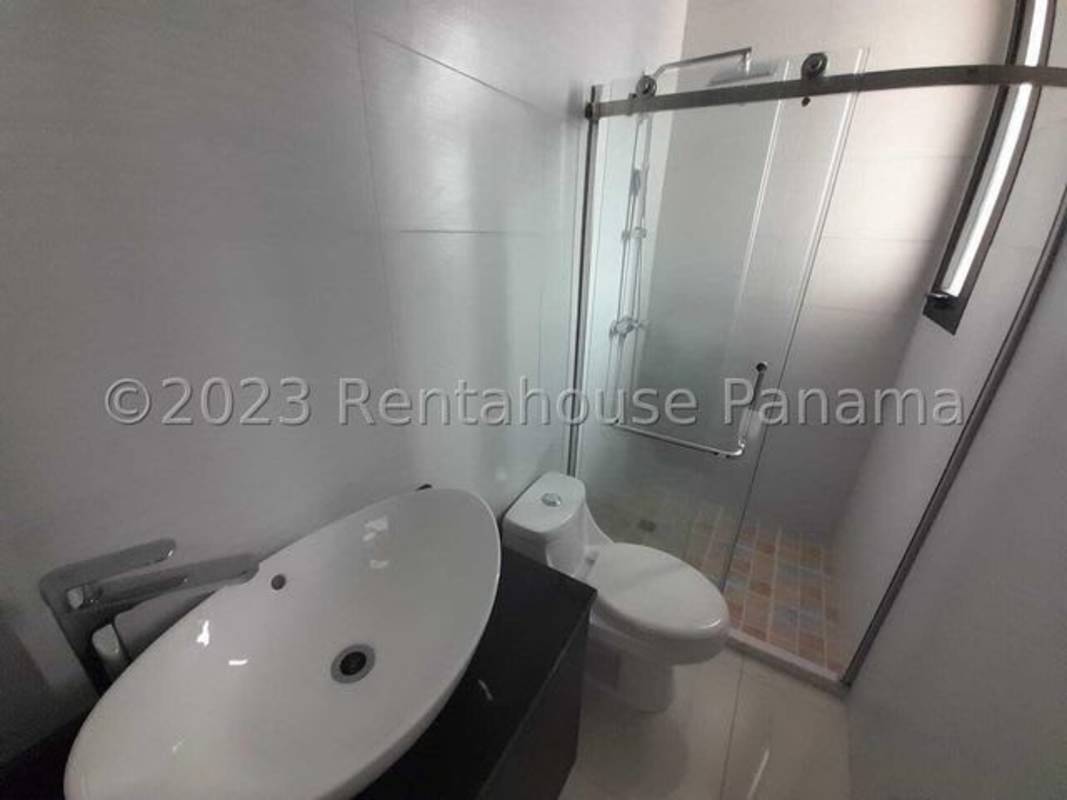 Large window bedroom with panoramic city view PH Skyline El Carmen Panama