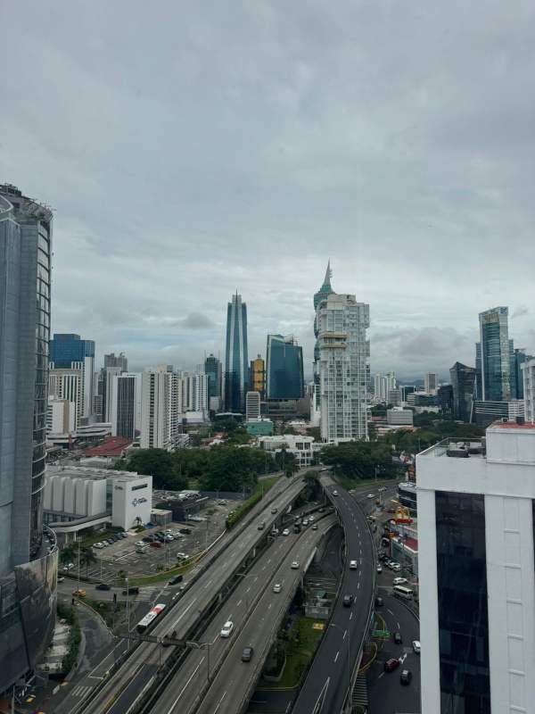 Modern kitchen with granite countertop, cabinetry PH Paitilla Tower Panama