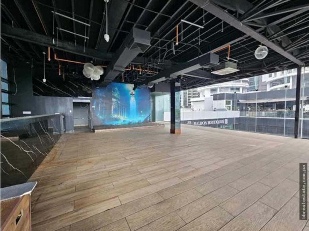 Spacious commercial unit with full window walls overlooking ocean Avenida Balboa