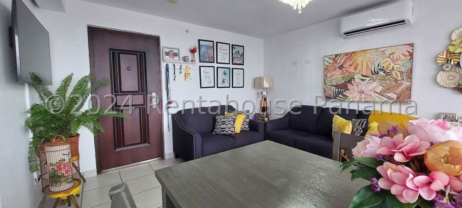 Modern kitchen with granite countertops and tile flooring PH Don Ernesto Lefreve Panama