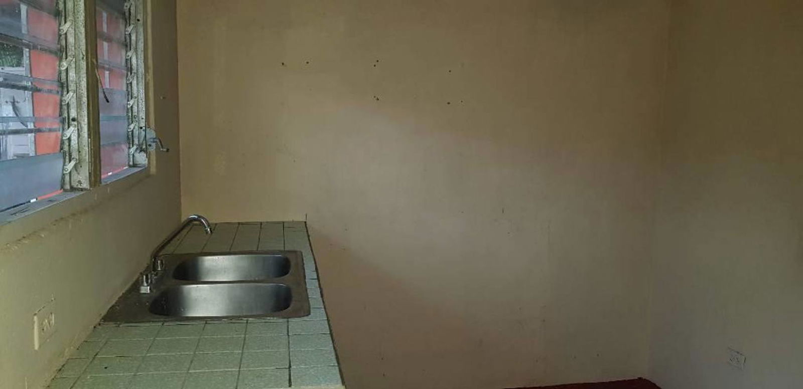 Basic kitchen with double sink and jalousie windows in 24 de Diciembre rental