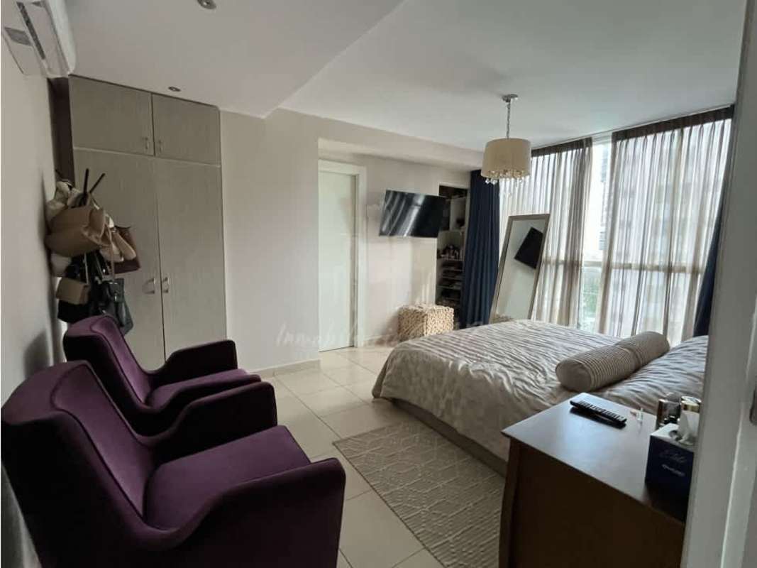 Modern bedroom with purple accents, AC, city view PH Dalí Panama