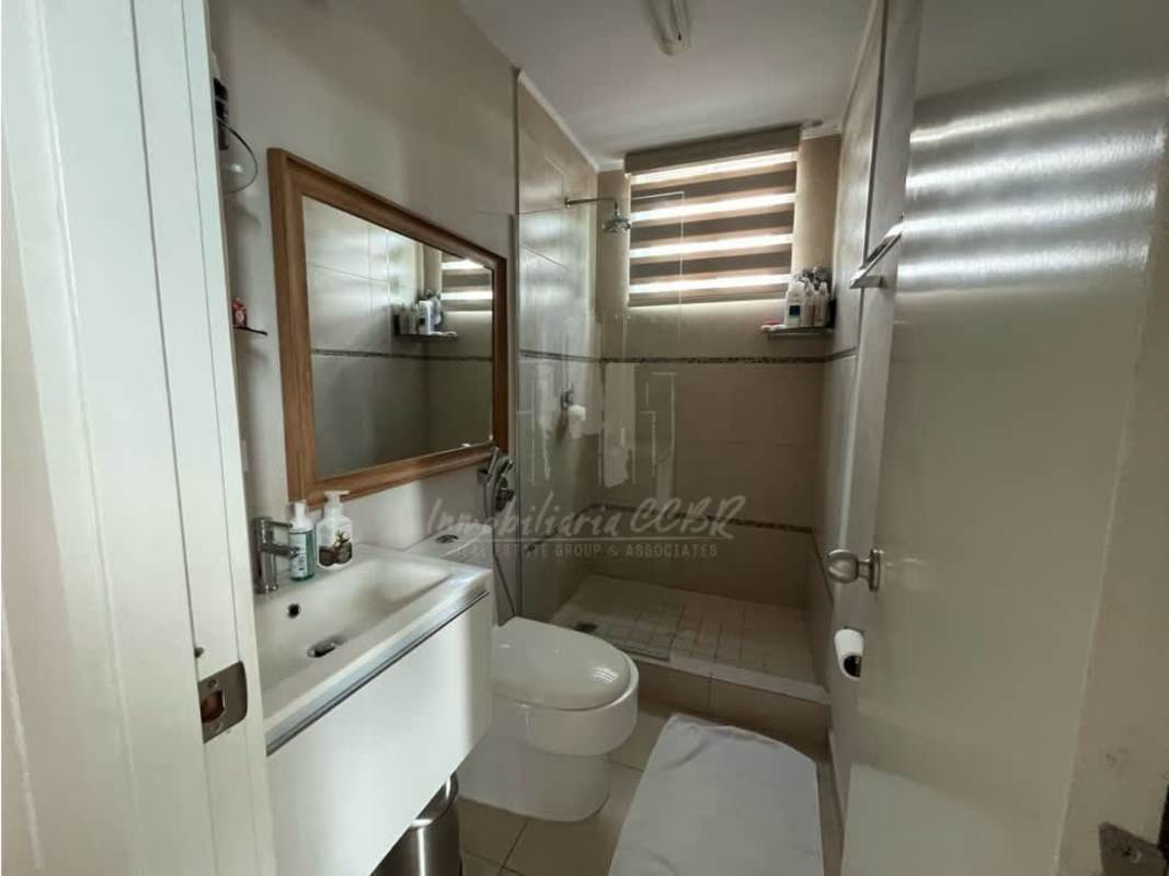 Modern second bathroom with walk-in shower in PH Dalí Panama City