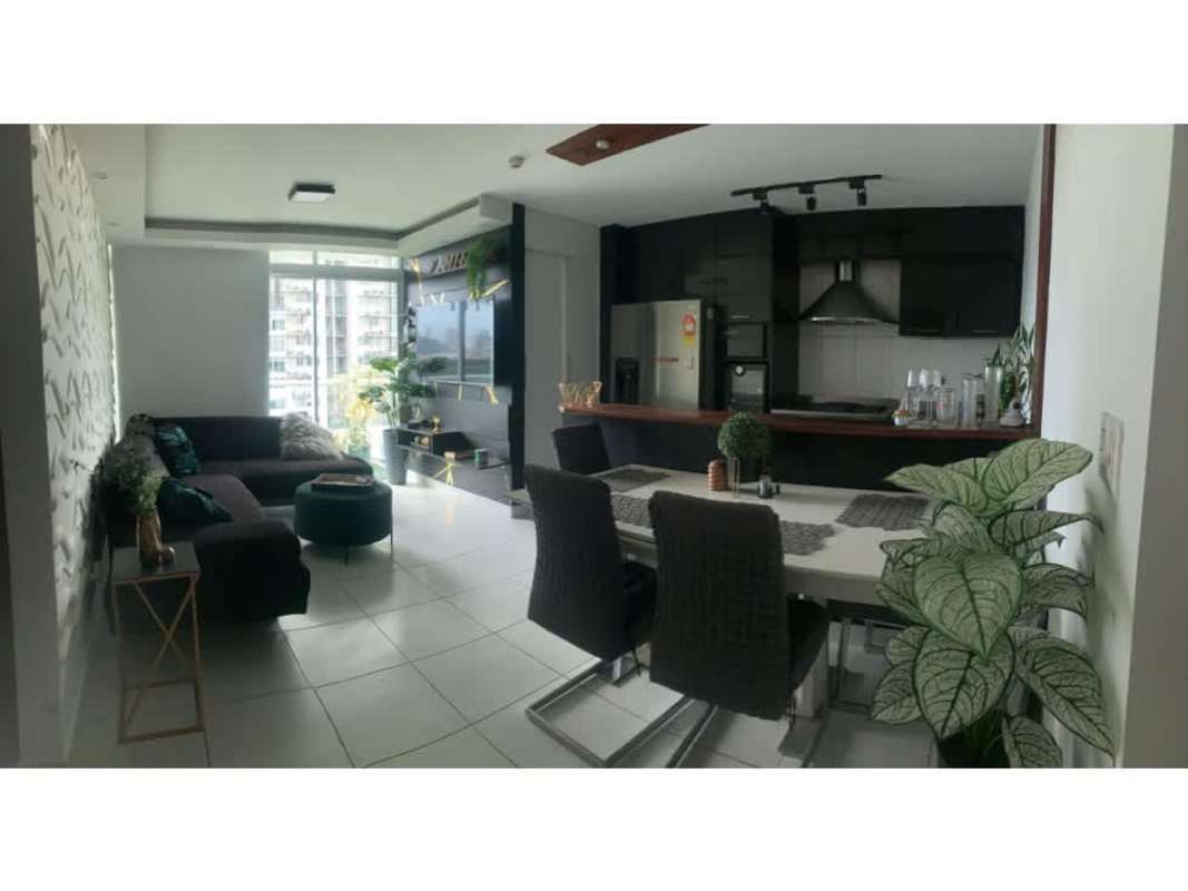 Spacious master bedroom with queen bed, built-in closet in PH Metropolitan Park Panama