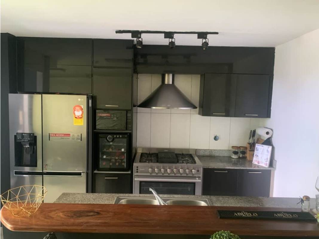 Rooftop swimming pool and jacuzzi with skyline views in PH Metropolitan Park Panama City