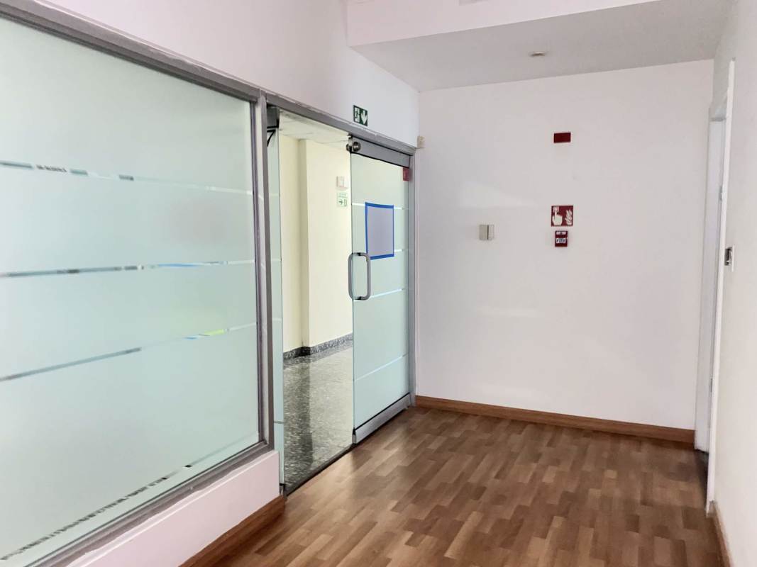 Bright workspace or private meeting room with neutral colors in Ocean Business Plaza Panama