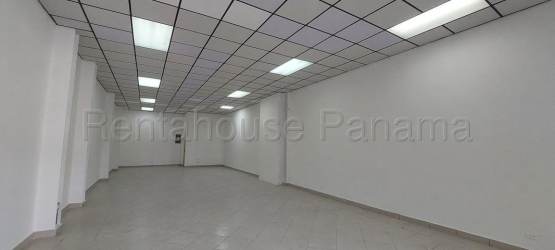 Empty retail/office unit with ceramic tile flooring and drop ceiling for lease in Panama Oeste