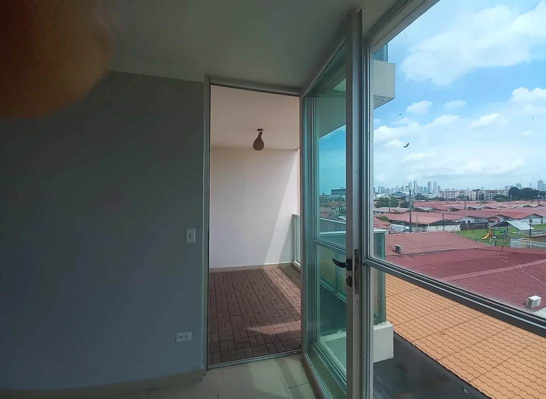 Glass sliding door to balcony with skyline view in PH Creta La Fontana Chanis Panama