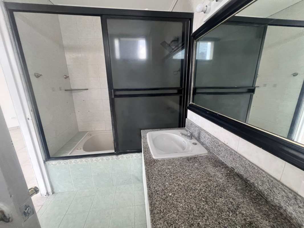 Spacious 2BR Apartment in PH Vista Tower Campo Alegre