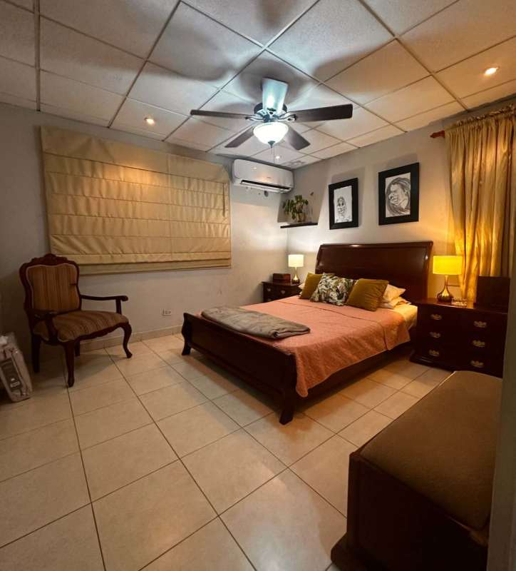 Private patio garden with pergola, outdoor sink and plants in Condado del Rey house for rent