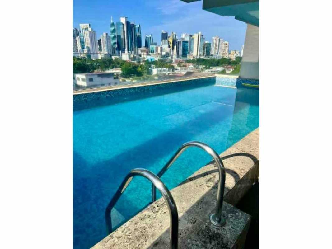 Infinity-edge pool with skyline in PH Diamond Tower San Francisco Panama