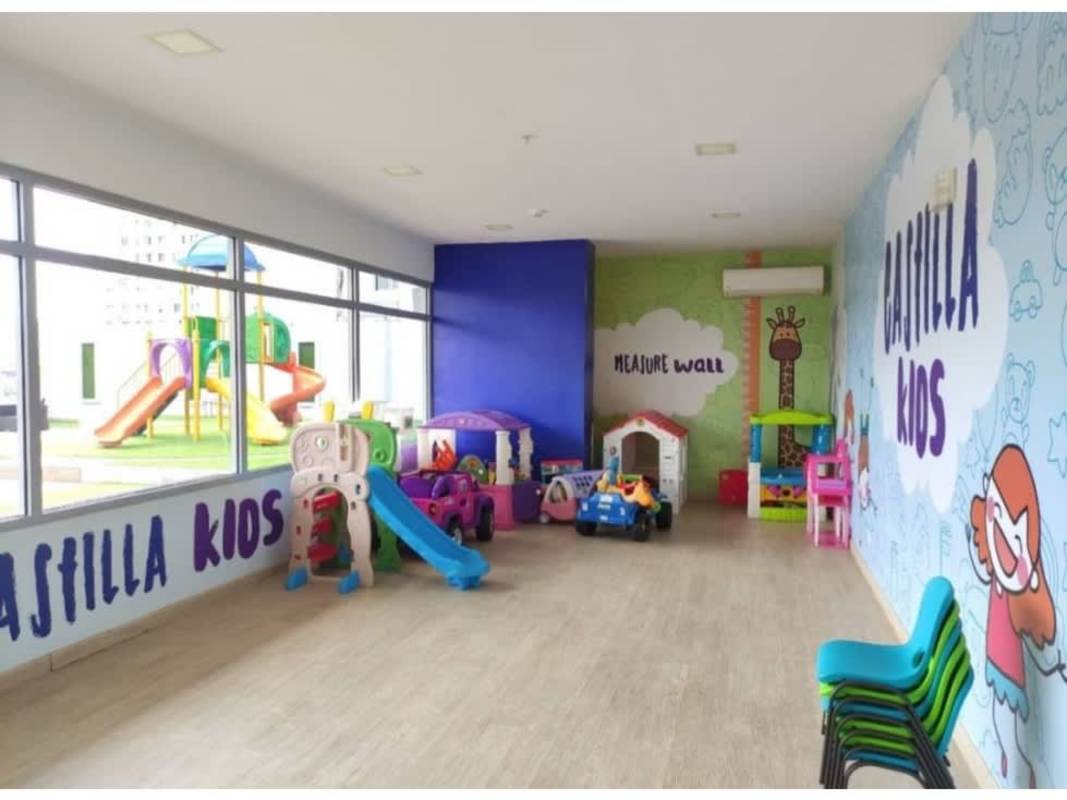 Living room with divider, large windows and modern layout PH Torres de Castilla