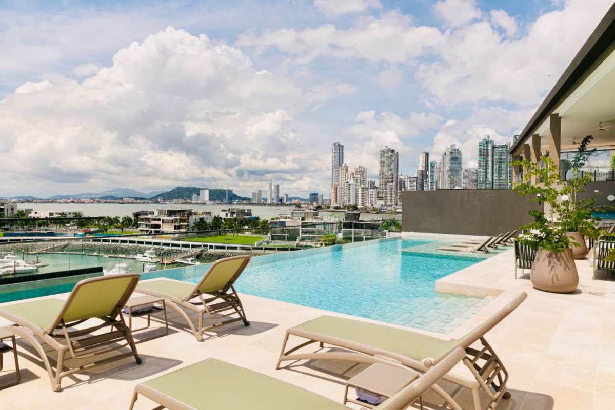 Infinity rooftop pool with panoramic marina and city skyline views at Casa del Mar Panama