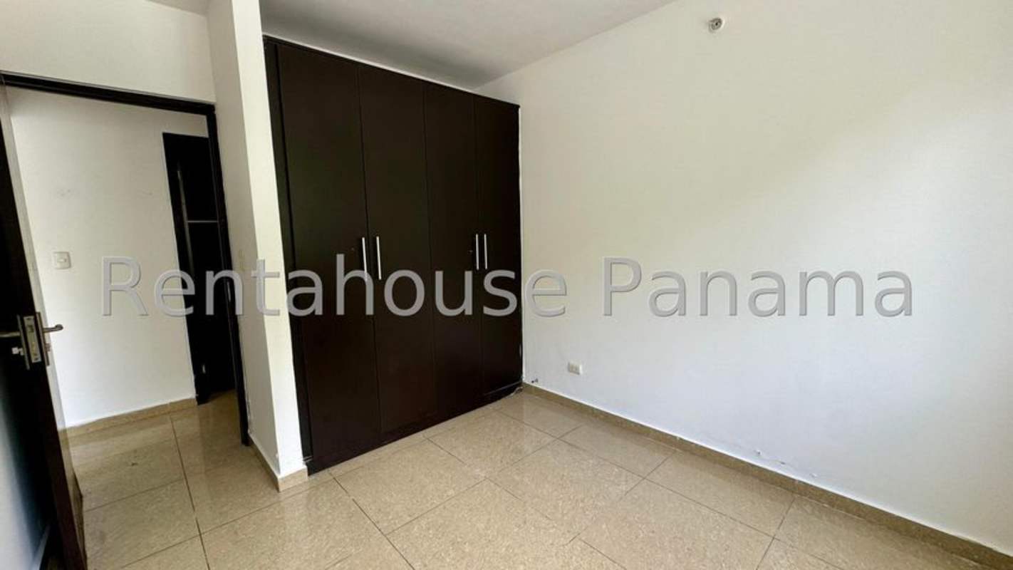 Bedroom with built-in closet and window PH Urbis Tower Panama