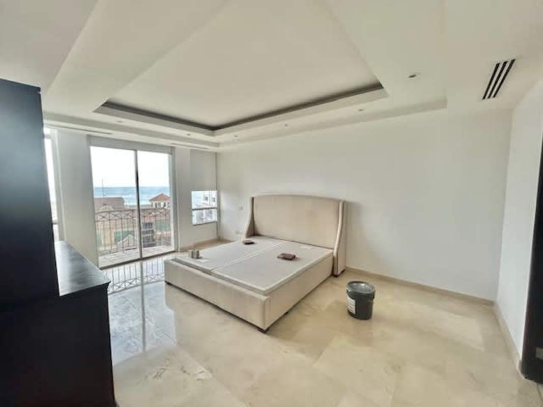 Luxury bathroom double sinks jacuzzi tub walk-in shower marble PH Pacific Point Panama