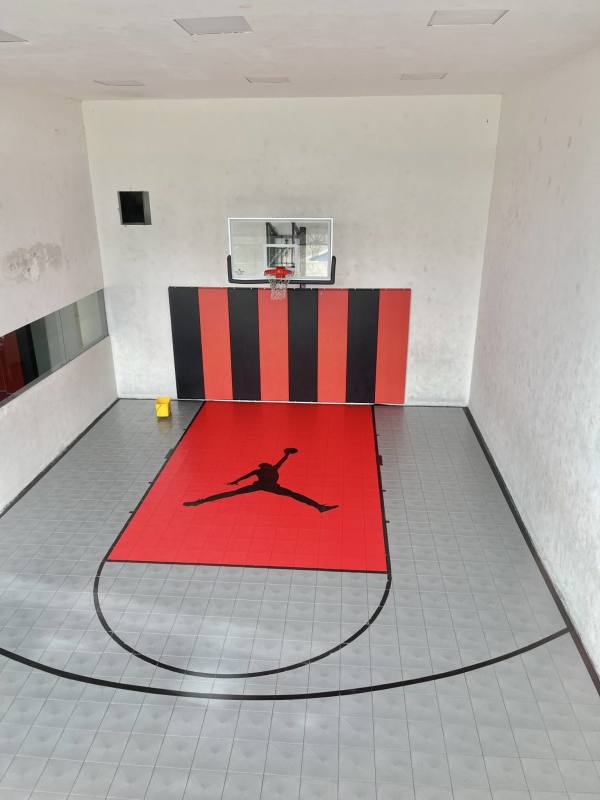 Indoor sports court with basketball hoop at PH La Cresta Panama City
