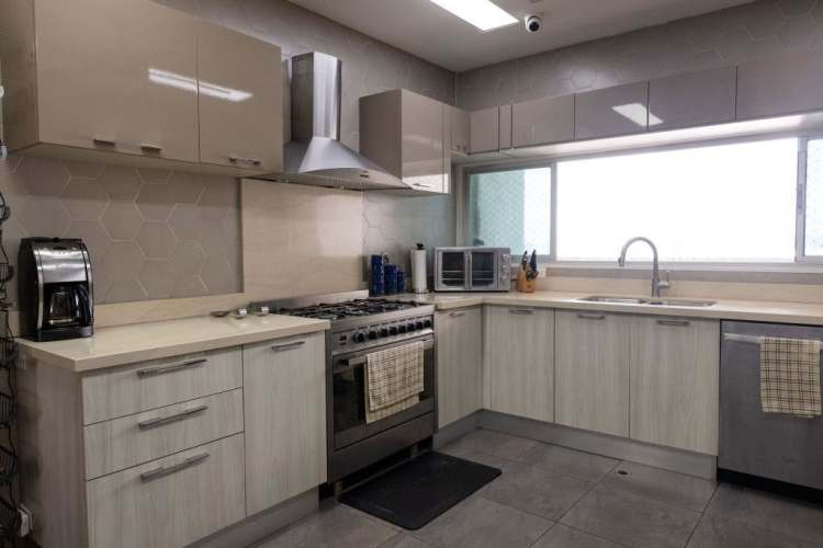 Master bedroom with ensuite bath walk-in closet & ocean vista in PH Victory Sport Panama