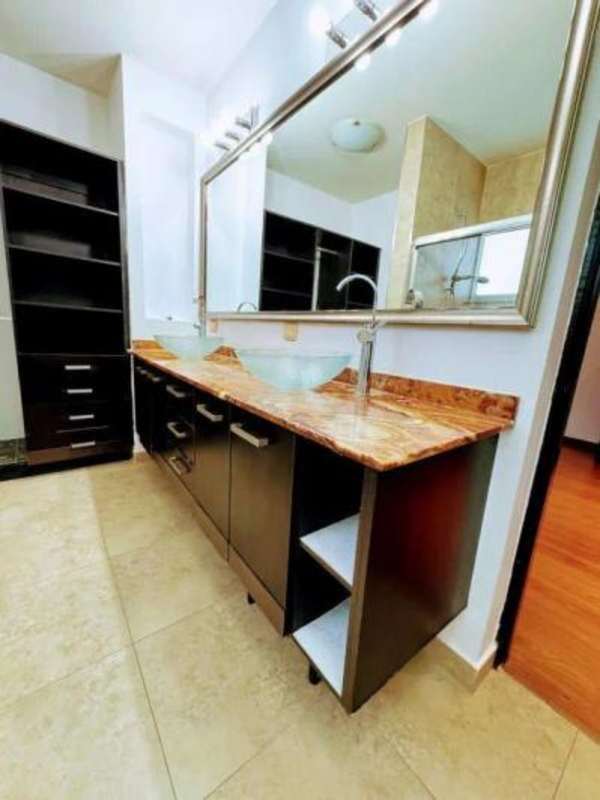 Bathroom with glass vessel sinks and walk-in shower PH San Francisco Panama rental