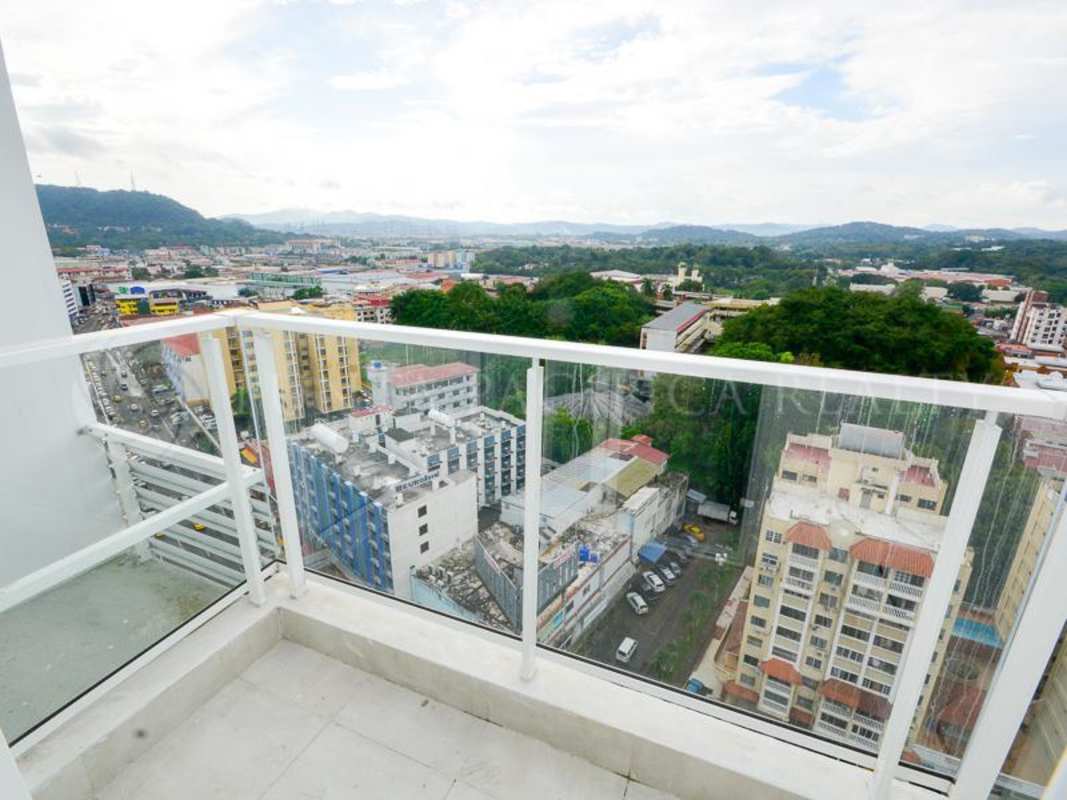 Corner balcony with glass railing overlooking cityscape and mountains in PH El Botánico Bella Vista Panama