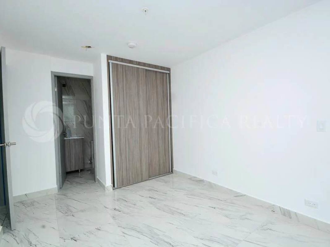 Modern bedroom with ensuite, built-in wardrobe and marble flooring in PH El Botánico Panama City