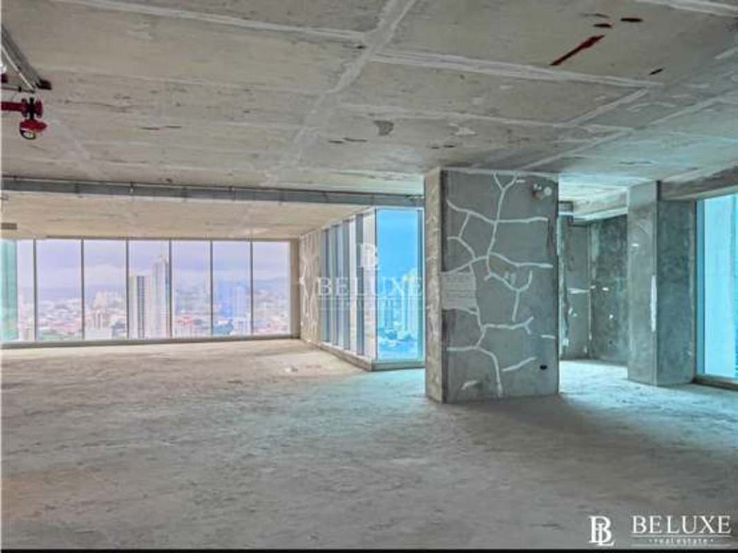 Unfinished commercial office on high floor with large windows overlooking Panama City in PH Fortune Plaza Obarrio