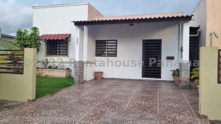 Modern bathroom with mosaic tile accents in house for sale Arboleda Los Olivos La Chorrera Panama