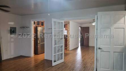 Master bedroom with closet and AC remodeled house in Arboleda Los Olivos Panama