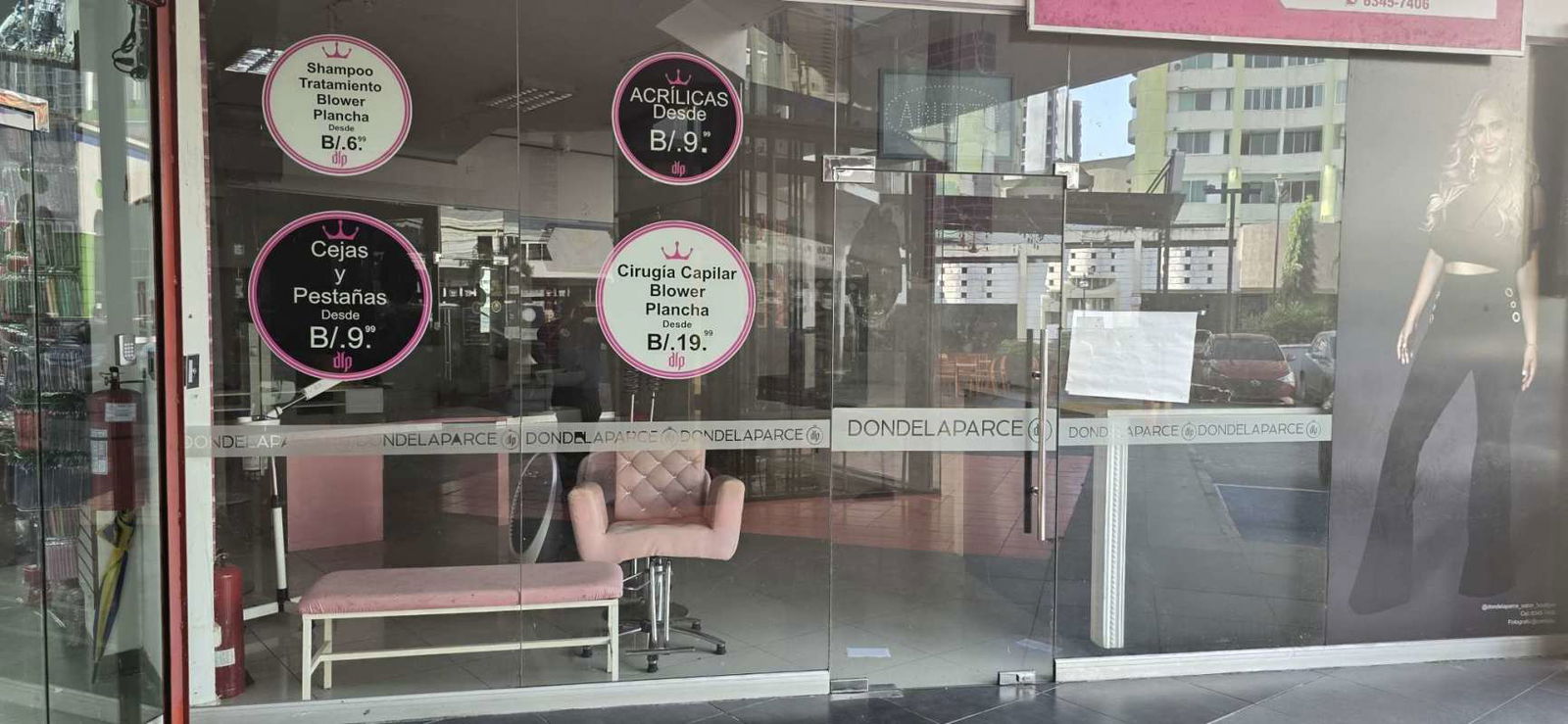 Commercial unit furnished as beauty salon with decor, mirrors, chairs Plaza Green Park Condado Rey Panama