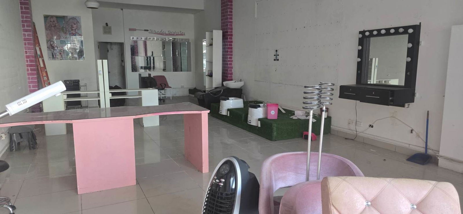 Empty open plan commercial retail or office unit for lease at Plaza Green Park Panama City