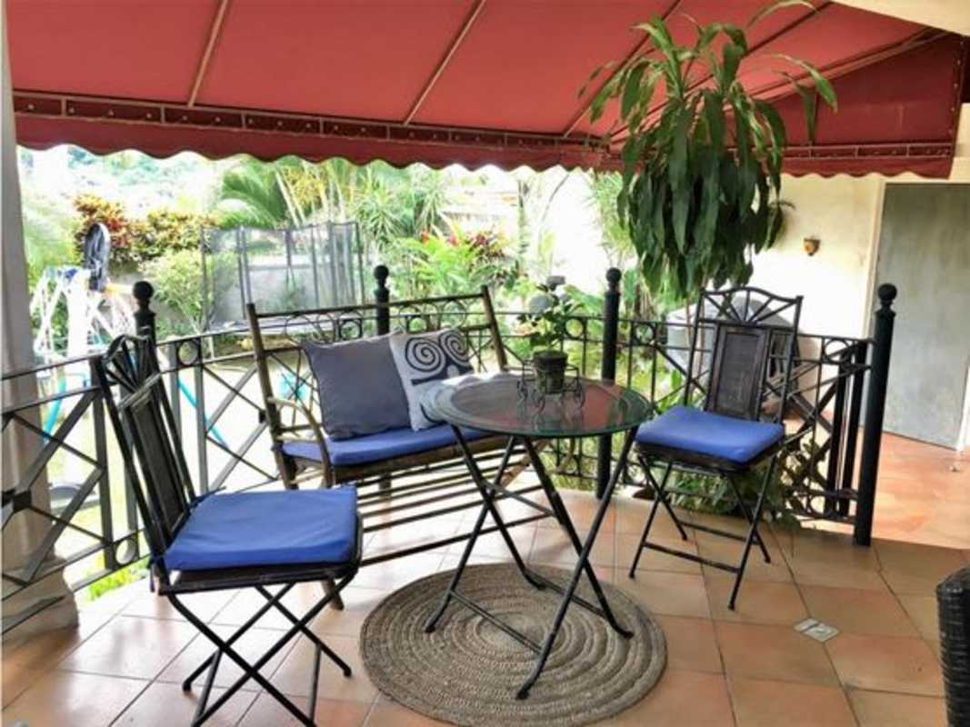 Terrace with seating and garden view at family house in Betania Panama