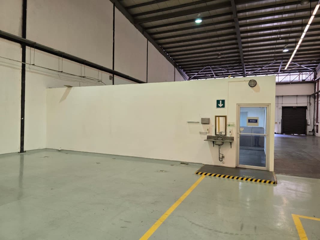 Large open floor warehouse with high ceilings ready for rent in Parque Lefevre Panama