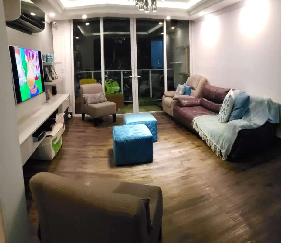 Spacious master bedroom with laminated floors and city views in PH Foresta Panama City