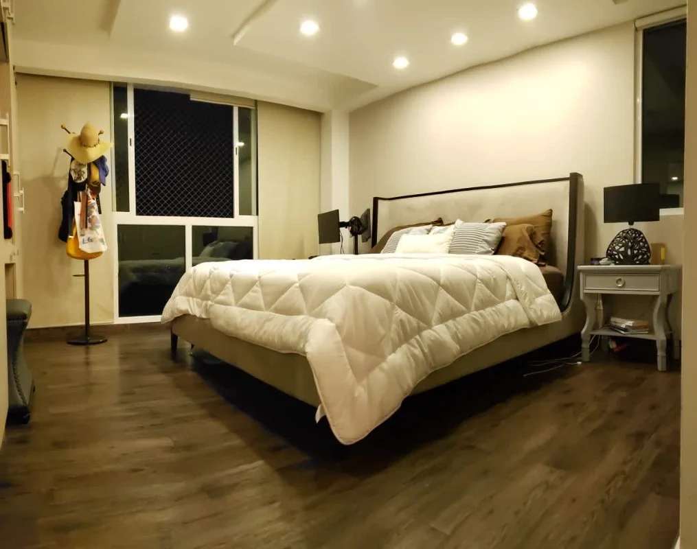 Second bright bedroom with closet and city views in PH Foresta Panama