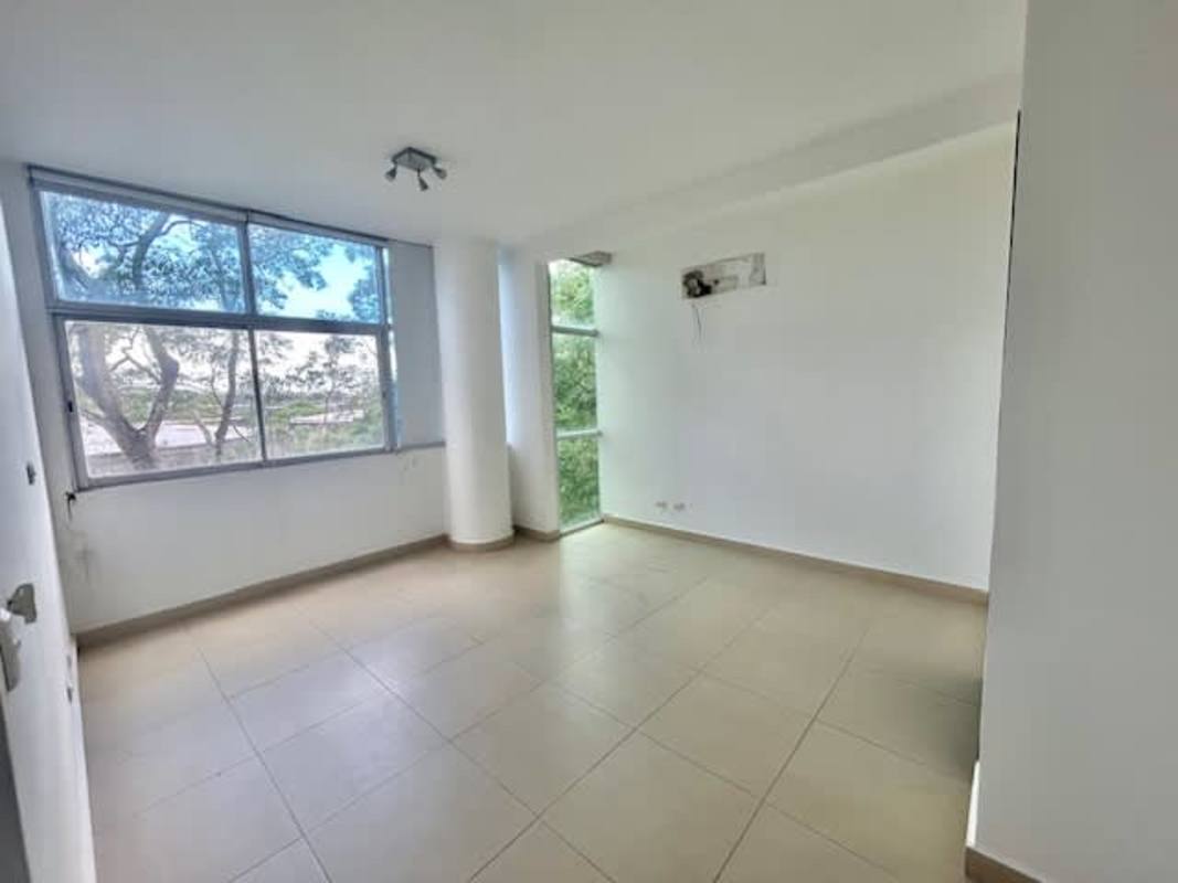 Spacious master bedroom with walk-in closet in PH The Bridge Ancón Panama City apartment