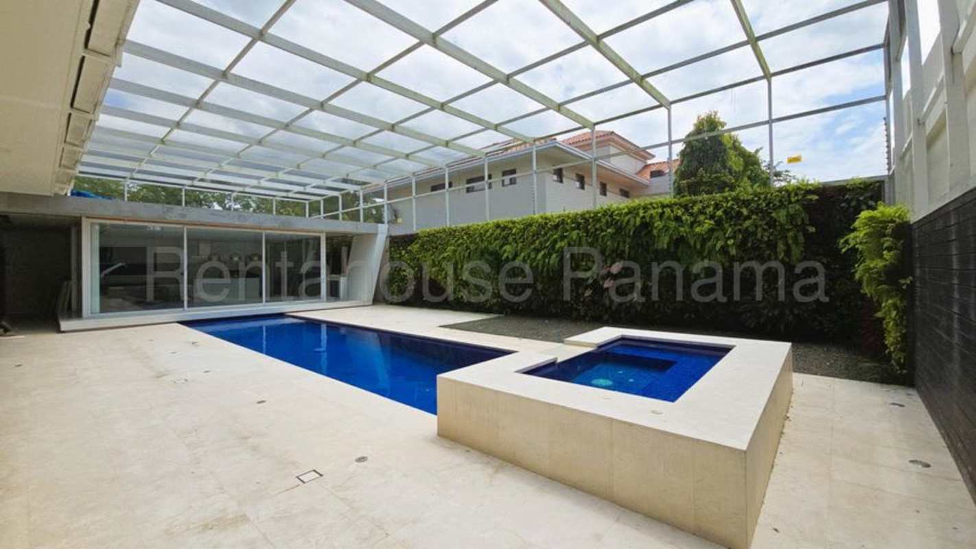 Private swimming pool garden luxury house Panama Toscana del Este