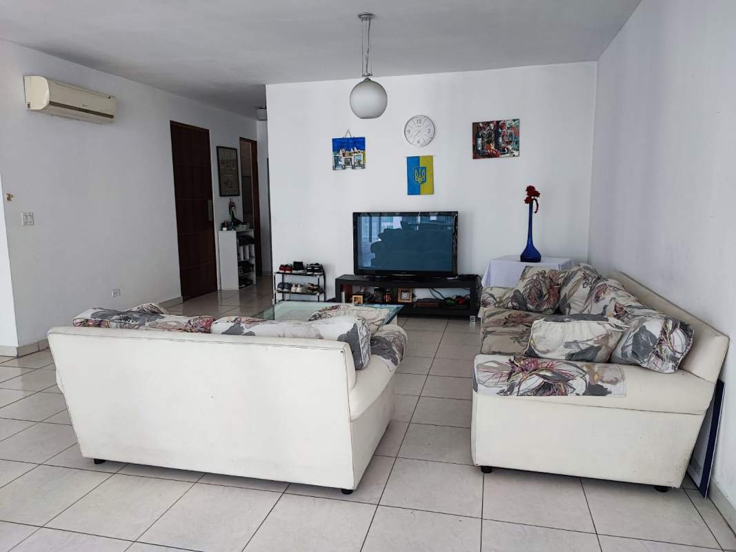 Contemporary kitchen with granite countertops and natural light PH Barcelona Tower Panama