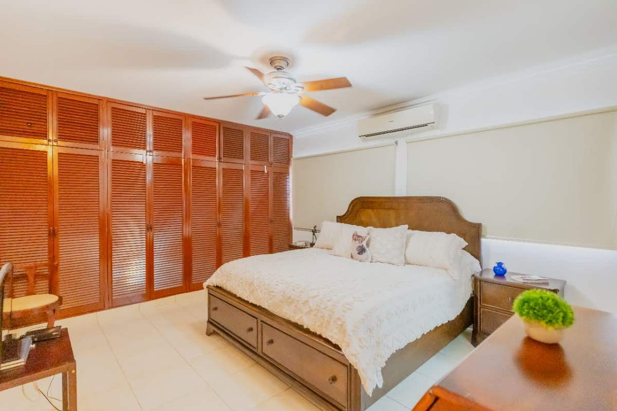 Large master bedroom with wardrobes and AC in house Urbanización La Loma Panama City