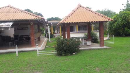 Covered rustic bohío with outdoor kitchen, bar and BBQ terrace in Nueva Gorgona beach home