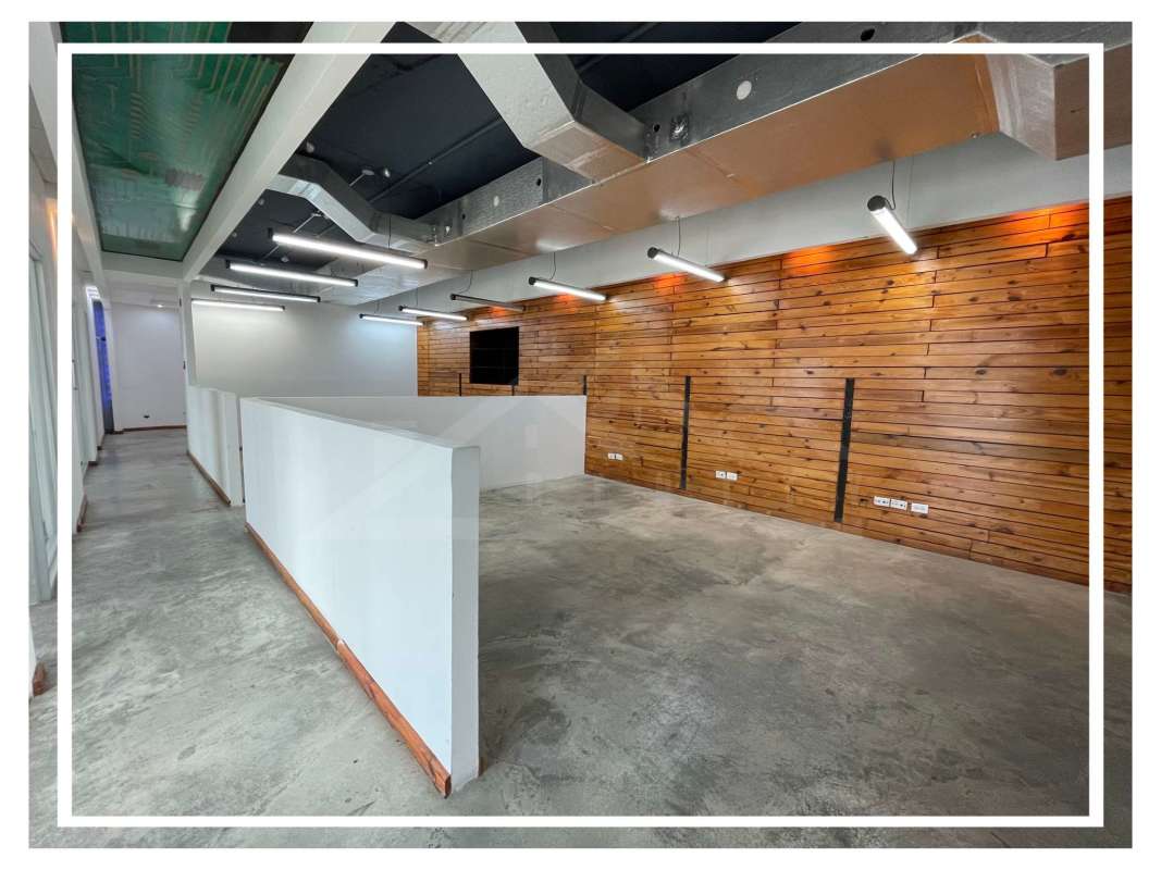 Reception area at entrance of commercial office in PH BICSA Panama City for rent