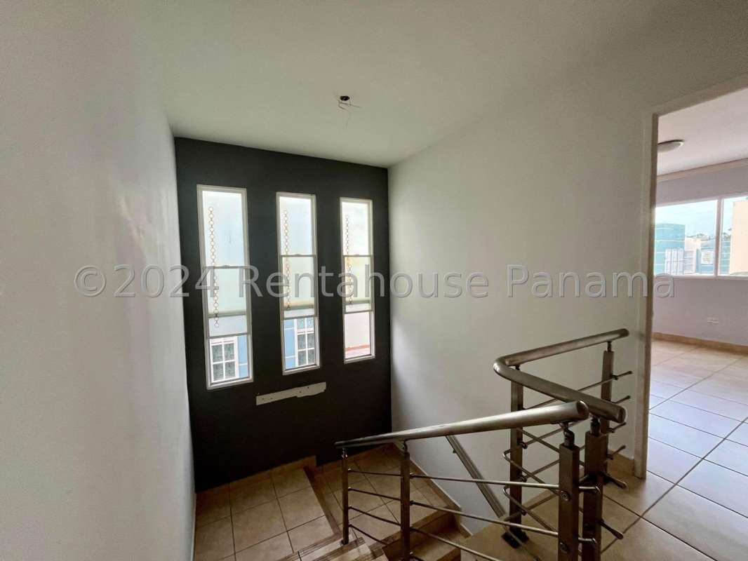 Upper floor hallway with windows and neutral colors in PH Alpes San Antonio